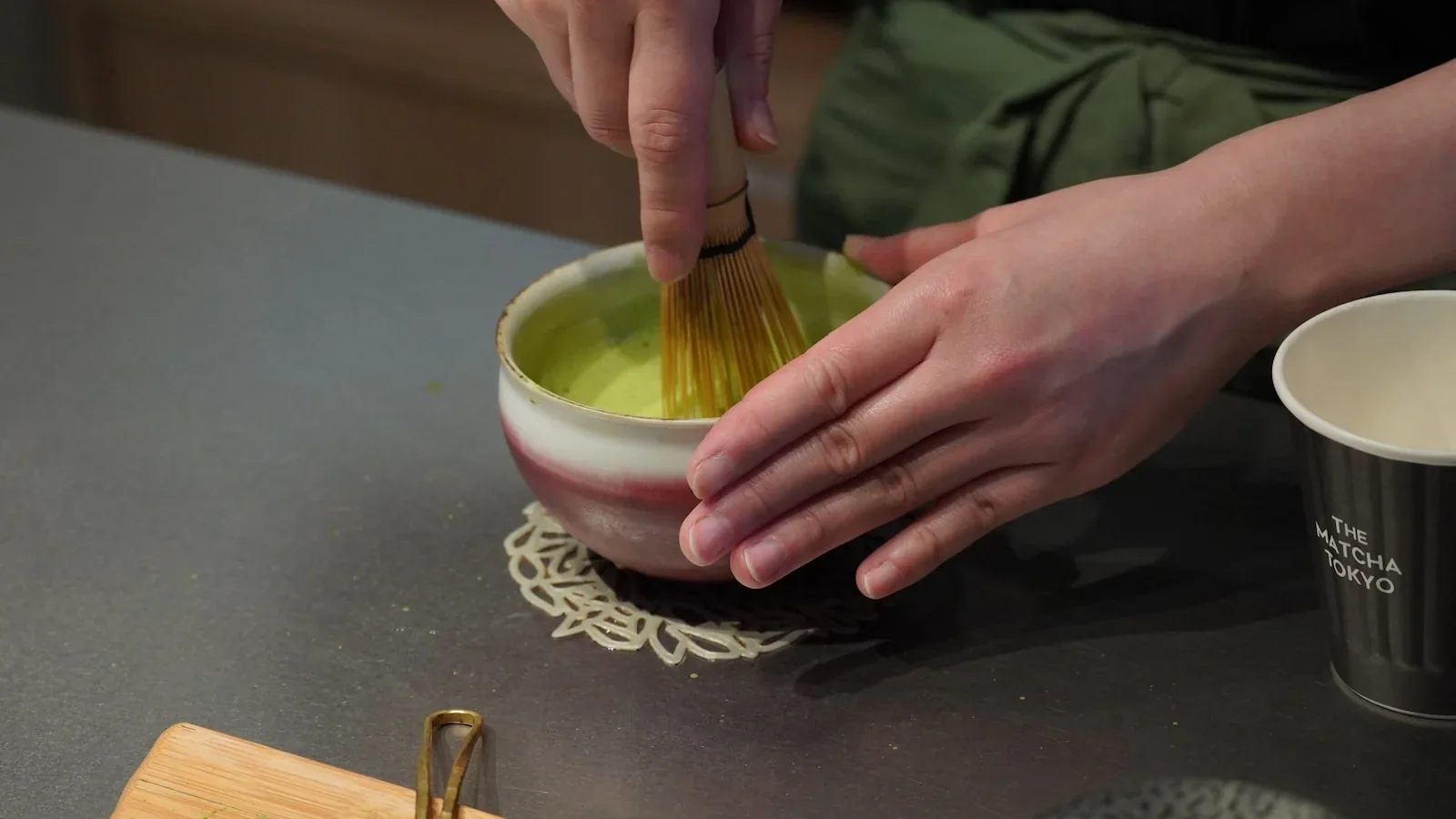 Comment préparer un matcha à l'eau : la méthode japonaise étape par étape